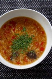 Chinesische Gemüsesuppe mit Hähnchen