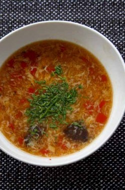 Chinesische Gemüsesuppe mit Hähnchen