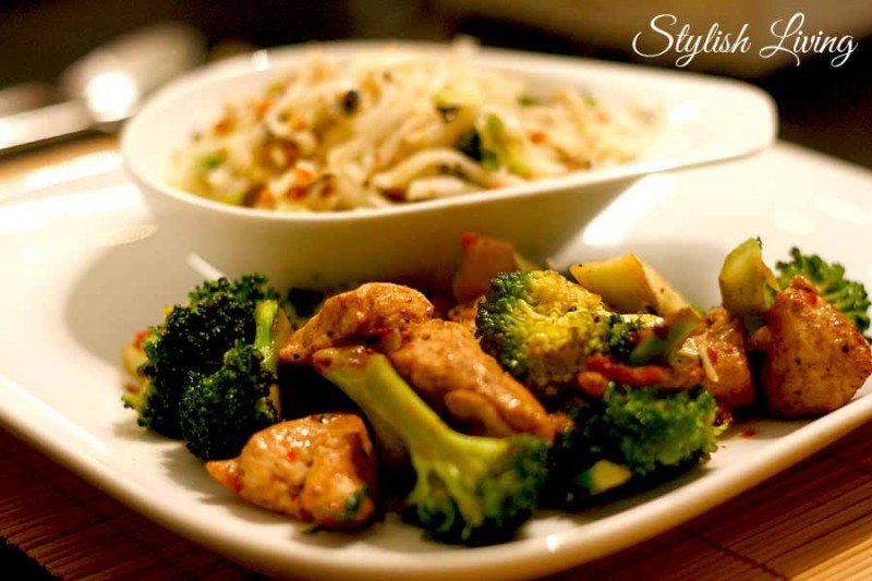 Scharfes Huhn mit Brokkoli aus dem Wok und Erdnuss-Koriander-Nudeln