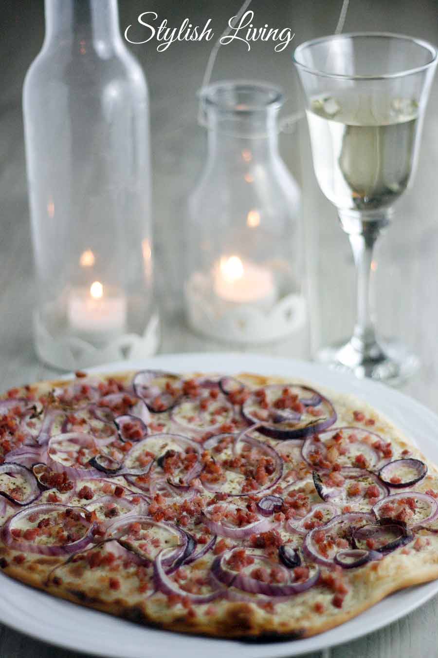 Flammkuchen mit Speck und Zwiebeln, schnell und einfach selbstgemacht.