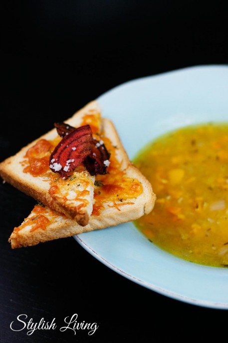 Herzhafte Kürbissuppe mit Knoblauch-Käse-Toast und Rote-Bete-Chips ... Herzhafte Kürbissuppe mit Knoblauch-Käse-Toast und Rote-Bete-Chips ...