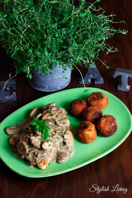 Jägerschnitzel mit Kartoffelbällchen - Stylish Living