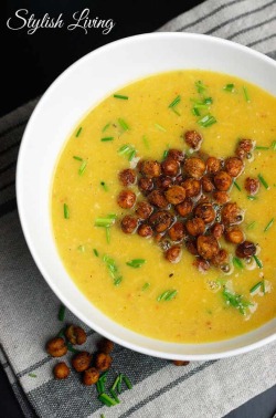 Kürbissuppe mit Gruyère und Kichererbsen