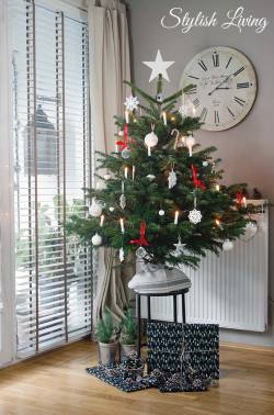rot/weiß geschmückter Weihnachtsbaum
