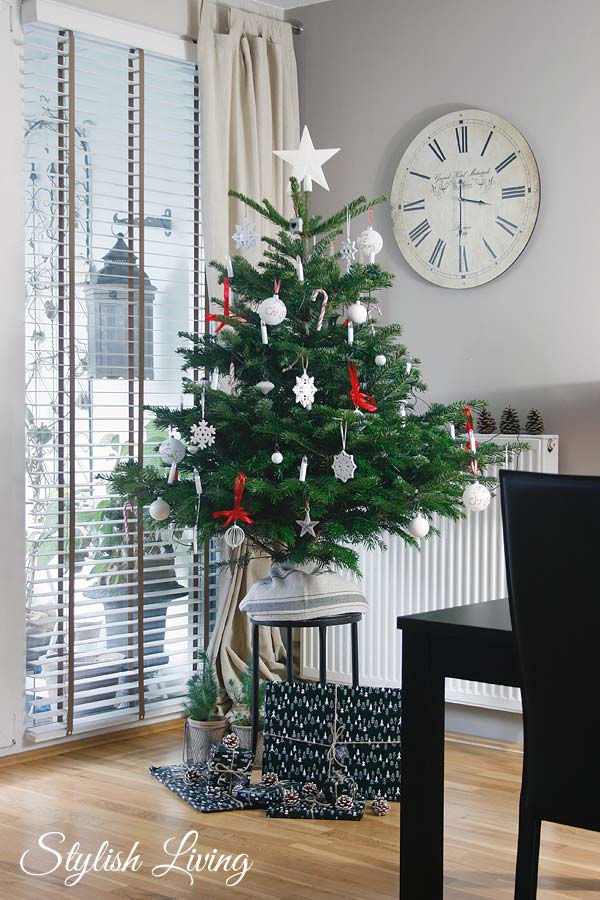 rot/weiß geschmückter Weihnachtsbaum