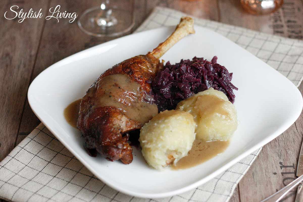 Gänsebraten mit Apfel-Rotkohl und Thüringer Klößen | Stylish Living