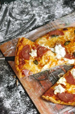 selbstgemachte Pizza mit Salami, Ricotta, Büffelmozzarella