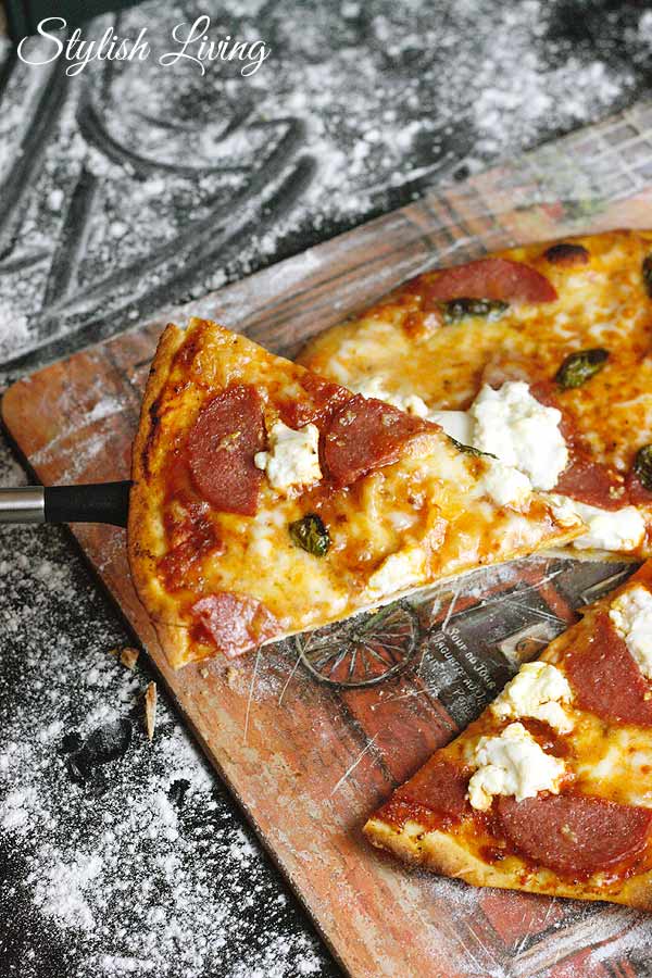 Selbstgemachte Pizza mit Salami, Ricotta und Büffelmozzarella - sooo ...