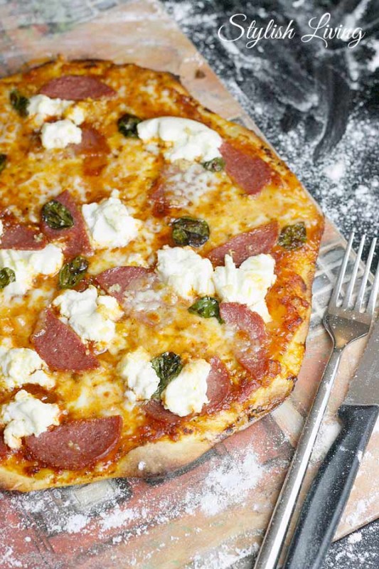Selbstgemachte Pizza mit Salami, Ricotta und Büffelmozzarella - sooo ...
