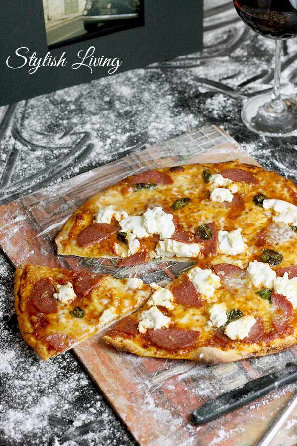 Selbstgemachte Pizza mit Salami, Ricotta und Büffelmozzarella - sooo ...