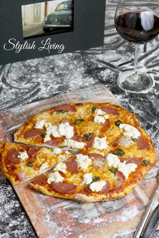 Selbstgemachte Pizza mit Salami, Ricotta und Büffelmozzarella - sooo ...