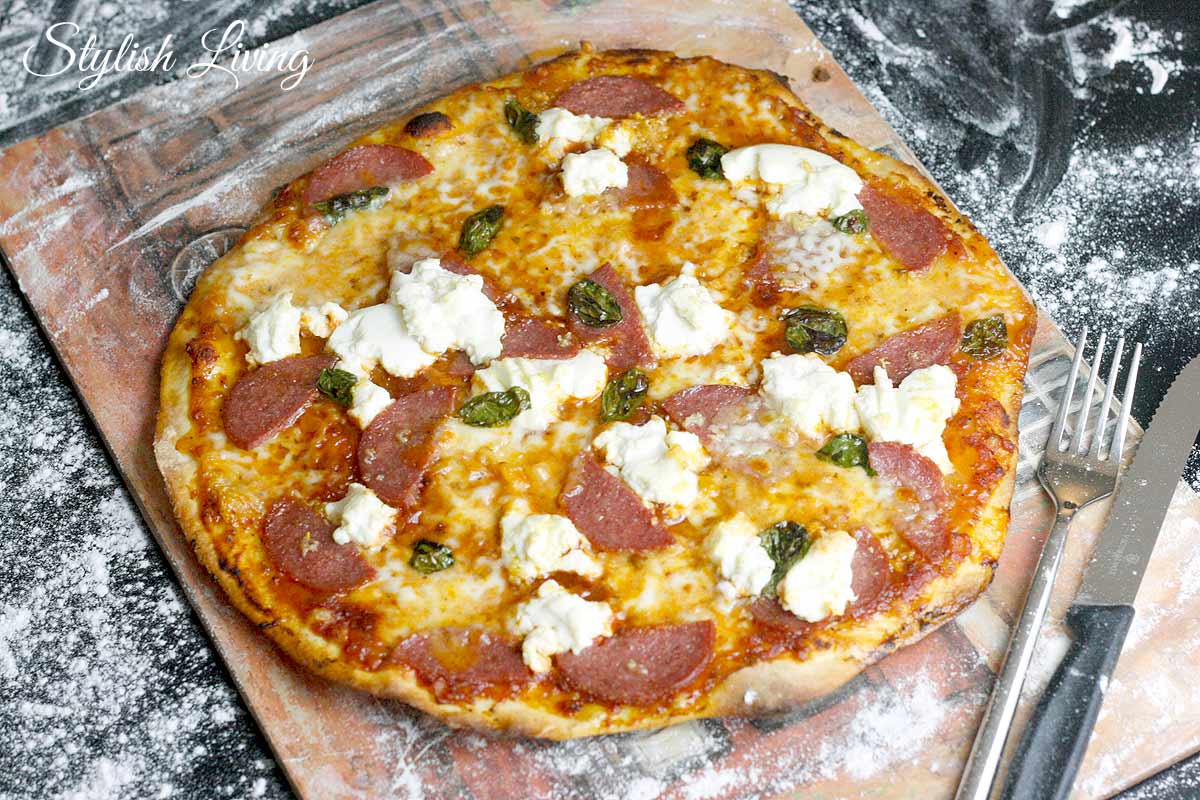 selbstgemachte Pizza mit Salami, Ricotta, Büffelmozzarella