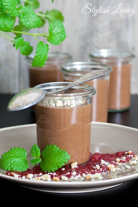 Mousse au Chocolat mit selbstgemachter Himbeersauce und weißer ... Mousse au Chocolat mit selbstgemachter Himbeersauce und weißer ...