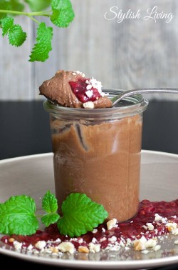 Mousse au Chocolat mit Himbeersauce und weißer Schokolade