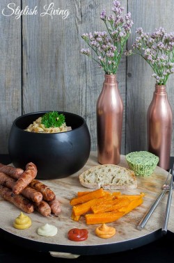 Grillteller mit Würstchen, Süßkartoffelpommes, Nudelsalat, Bärlauchbutter