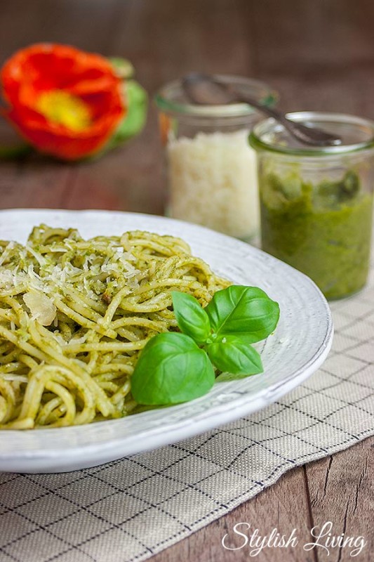 Spaghetti mit Pesto aus Bärlauch, Mangold und Basilikum - Stylish Living