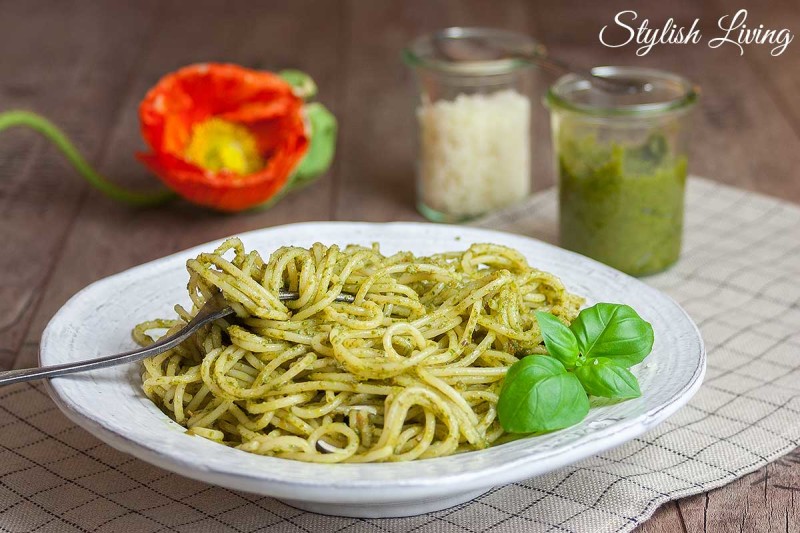 Spaghetti mit Pesto aus Bärlauch, Mangold und Basilikum - Stylish Living