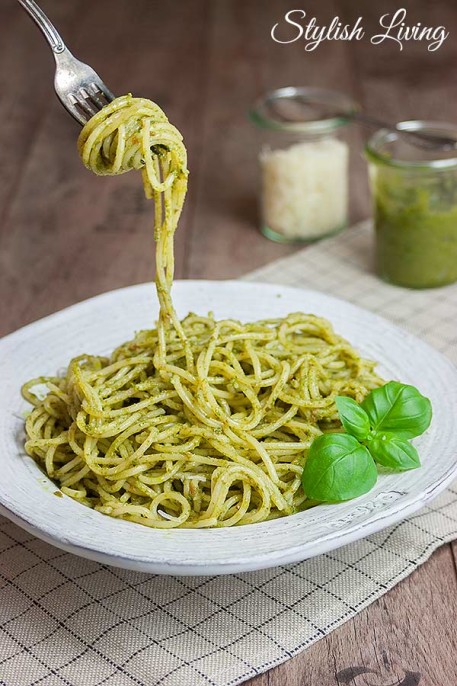 Spaghetti mit Pesto aus Bärlauch, Mangold und Basilikum - Stylish Living