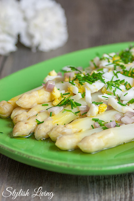 Spargel mit Trüffelöl-Vinaigrette und gehacktem Ei - Stylish Living