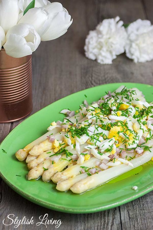 Spargel mit Trüffelöl-Vinaigrette und gehacktem Ei - Stylish Living