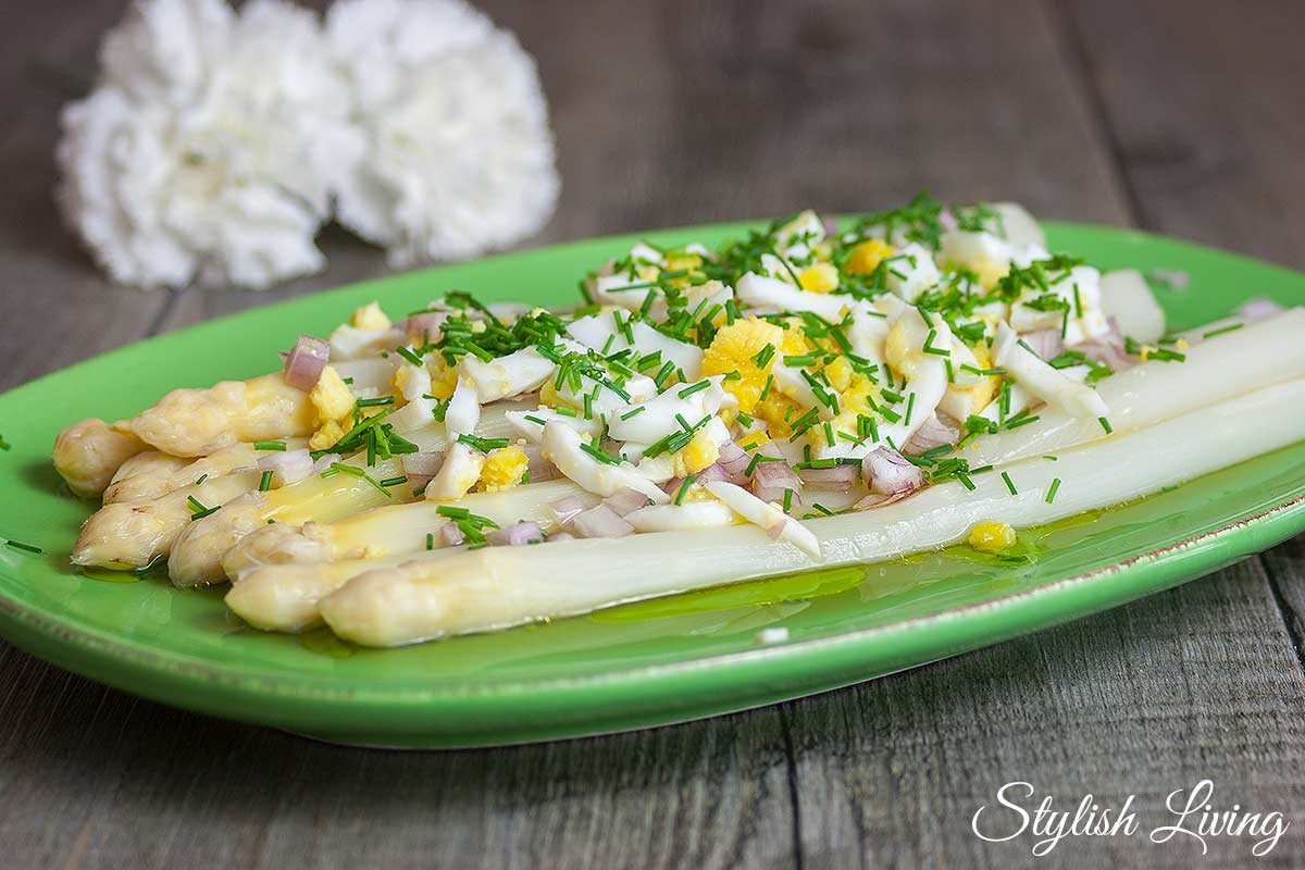 Spargel mit Trüffelöl-Vinaigrette und gehacktem Ei | Stylish Living