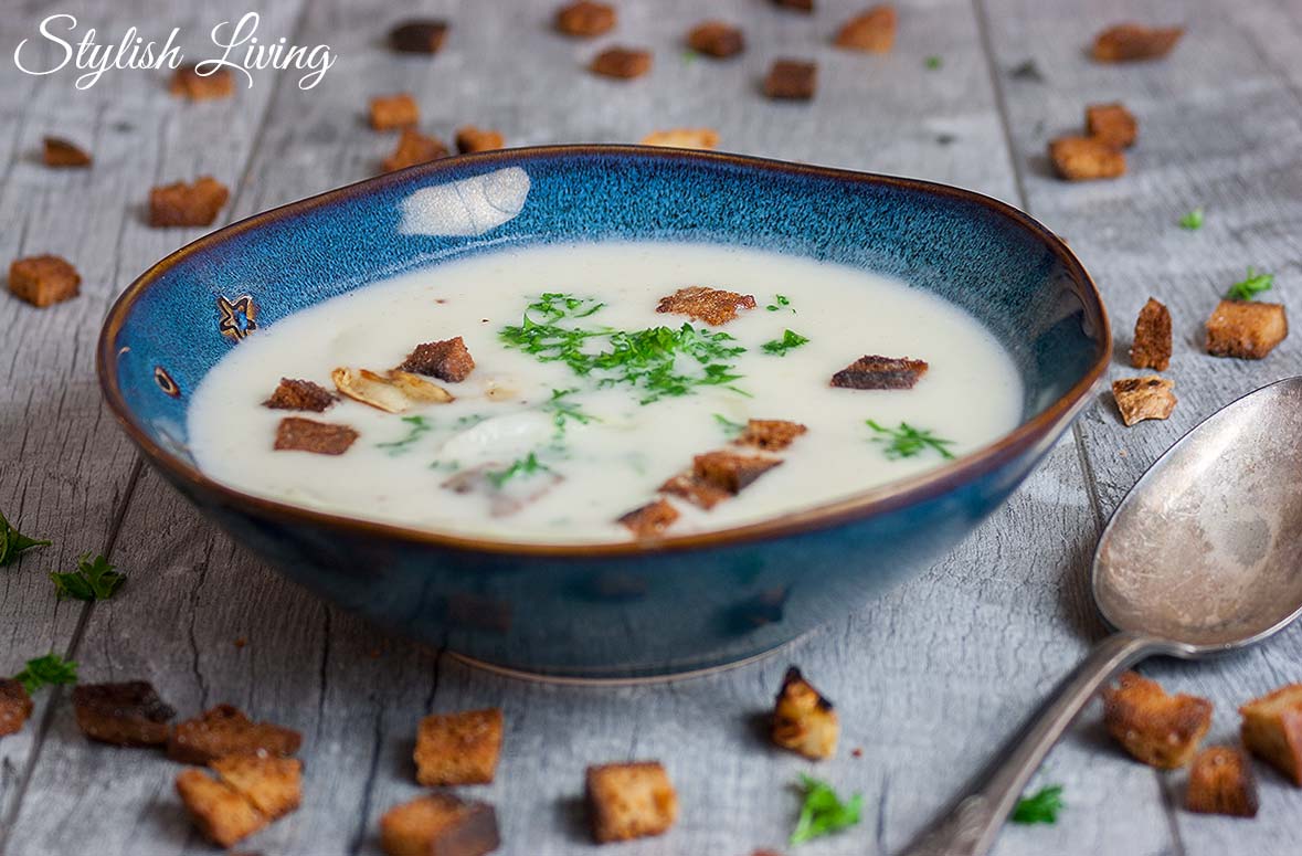 Spargelcremesuppe aus Spargelschalen mit Knoblauchcroûtons - Stylish Living