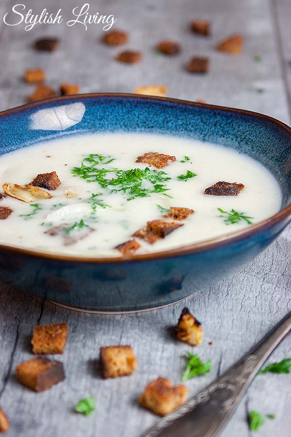 Spargelcremesuppe aus Spargelschalen mit Knoblauchcroûtons - Stylish Living