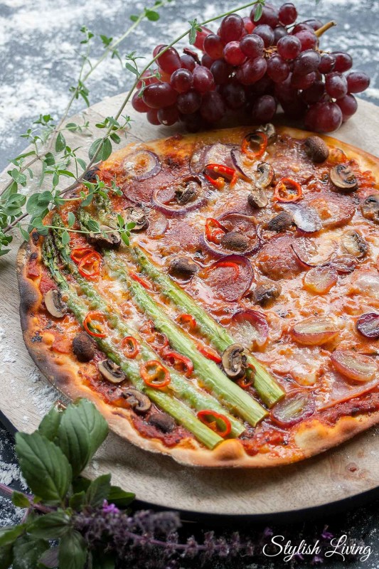 Spargelpizza mit Schinken, Salami, Weintrauben, Champignons und ...