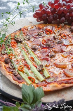 Spargelpizza mit Salami, Schinken, Weintrauben