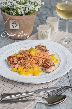 Schweinemedaillons mit Mango-Curry-Ragout und Chilispaghetti