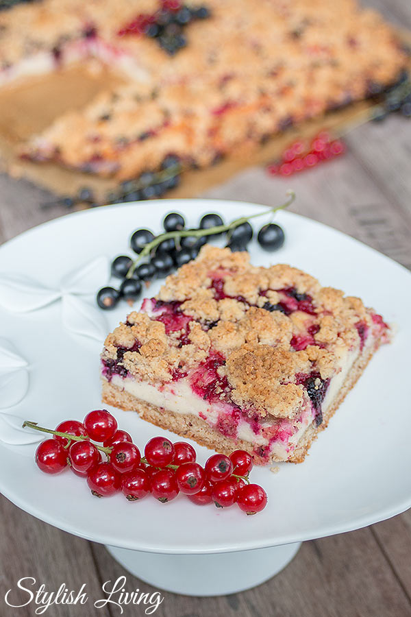 Frischkäse-Streuselkuchen mit Johannisbeeren