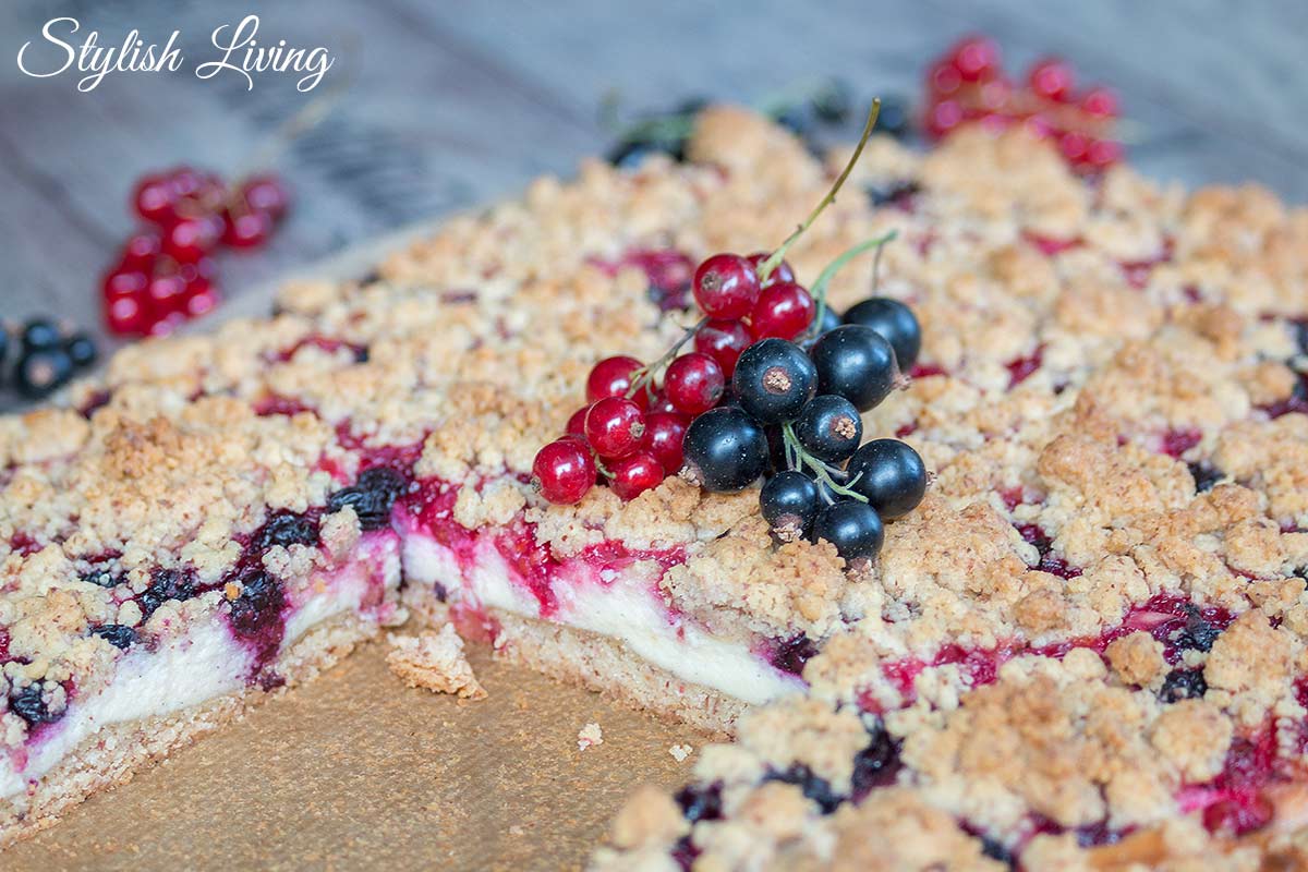 Quark-Streuselkuchen mit Johannisbeeren und weißer Schokolade | Stylish ...