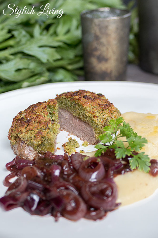 Rinderfilet mit Kräuterkruste, Rotweinzwiebeln und Kartoffel-Sellerie ...