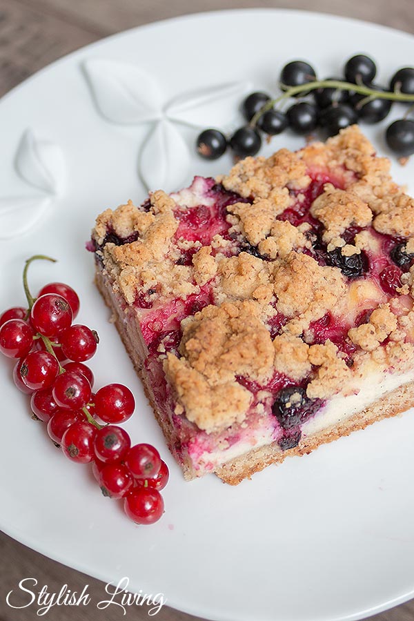 Quark-Streuselkuchen mit Johannisbeeren und weißer Schokolade | Stylish ...