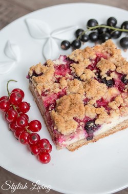 Streuselkuchen mit Johannisbeeren und Frischkäse