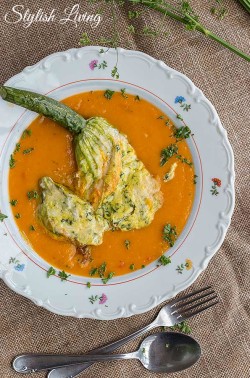 gefüllte Zucchiniblüte auf Karottensuppe