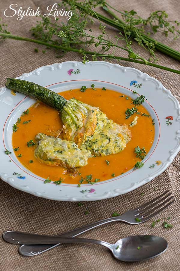 Gefüllte Zucchiniblüten auf Karottensuppe | Stylish Living