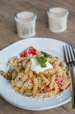 sommerliche Pasta mit Zucchini und Tomaten