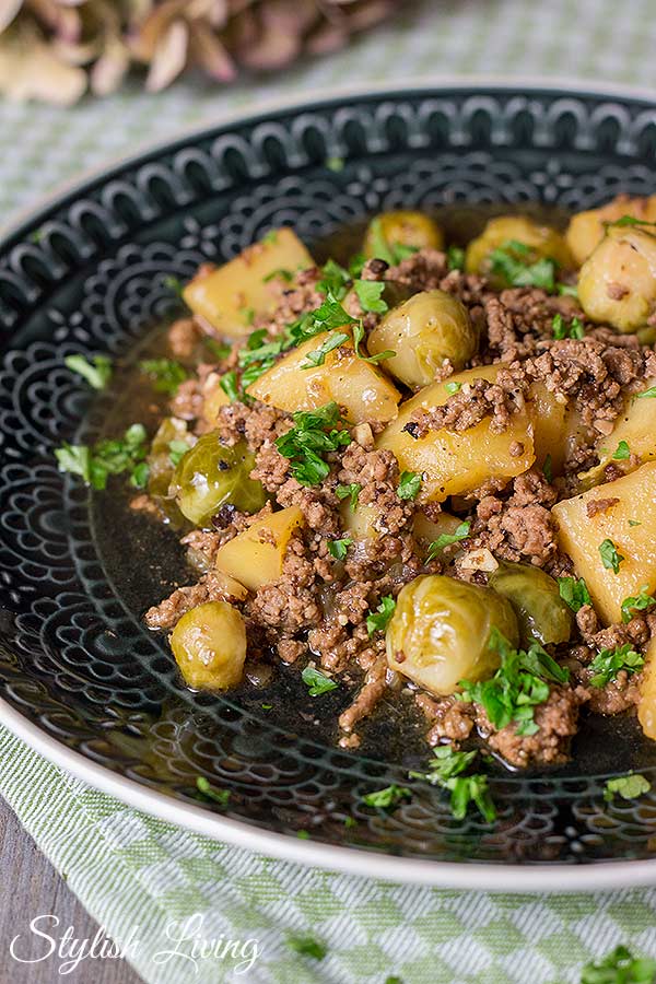 Hackfleisch-Rosenkohl-Pfanne mit Kartoffeln - Stylish Living