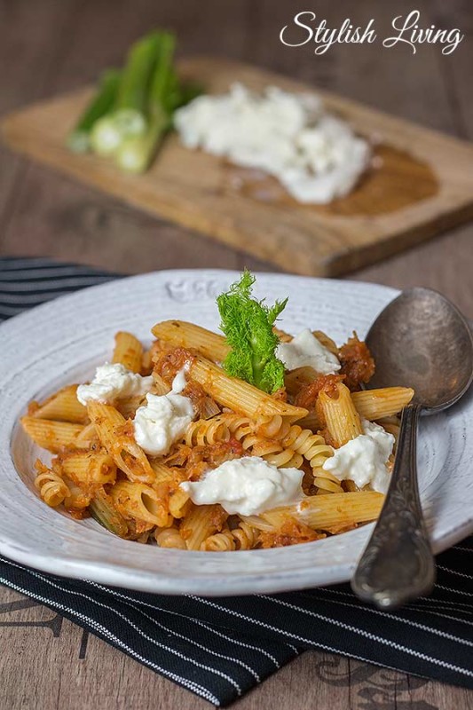 Pasta mit Fenchel-Tomaten-Gemüse und Büffelmozzarella - Stylish Living
