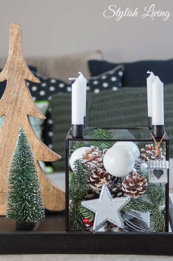 weihnachtlich dekorierter Glaskasten mit Kerzen