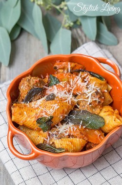 Muschelnudeln mit Hackbällchen und Tomatensauce