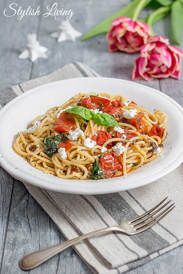 Pasta mit frischen Tomaten, Ziegenkäse und Kräuter-Knoblauch-Öl ...