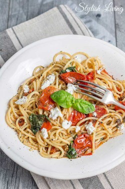 Spaghetti mit Tomaten und Ziegenkäse