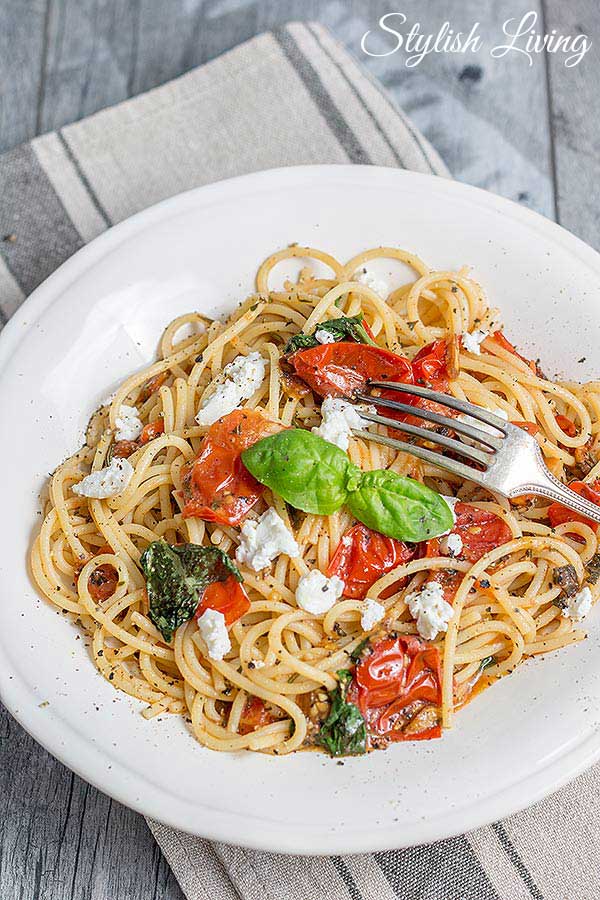 Pasta mit frischen Tomaten, Ziegenkäse und Kräuter-Knoblauch-Öl ...