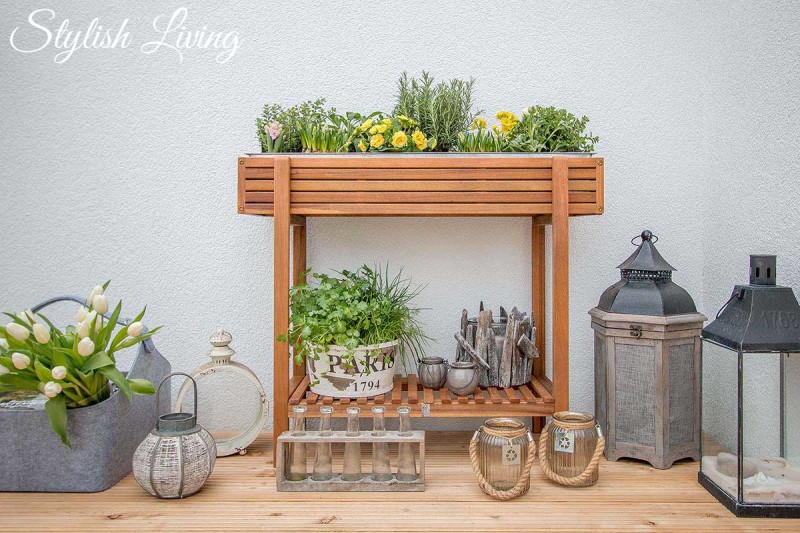 Hochbeet mit Fr hlingsbl hern Kr utern bepflanzt Hochbeet mit Fr hlingsbl hern Kr utern bepflanzt