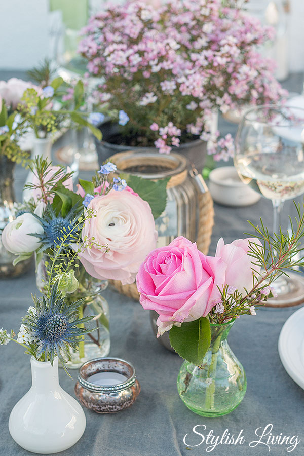 Tischdeko mit vielen Blumen