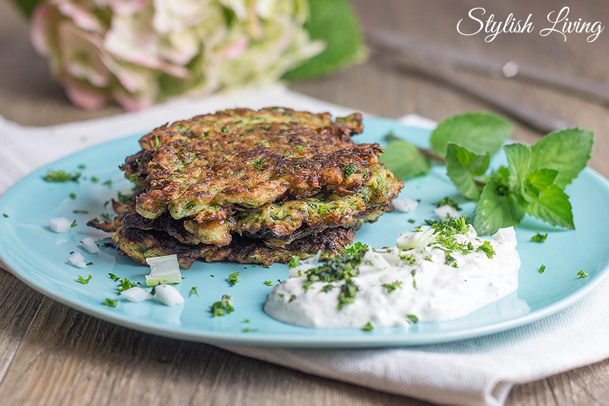 Zucchinipuffer mit Schafskäse-Joghurt-Dip - Stylish Living