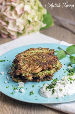 Zucchinipuffer mit Käse-Joghurt-Dip