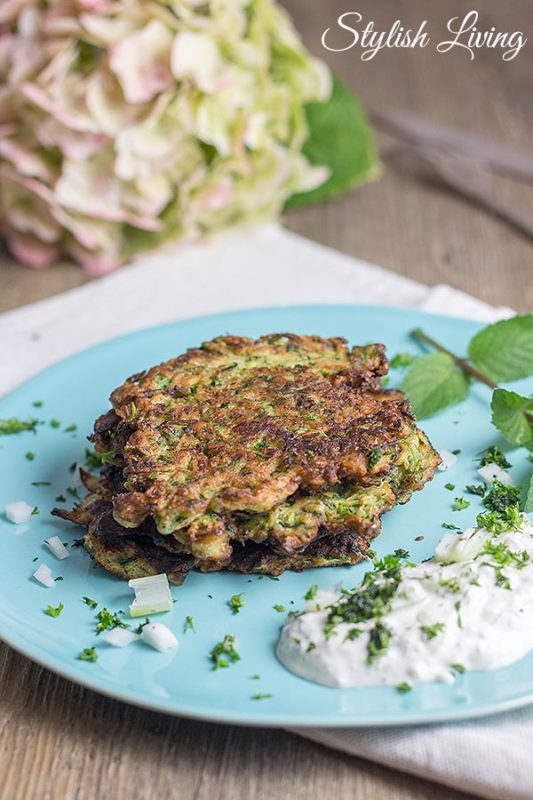 Zucchinipuffer mit Schafskäse-Joghurt-Dip - Stylish Living